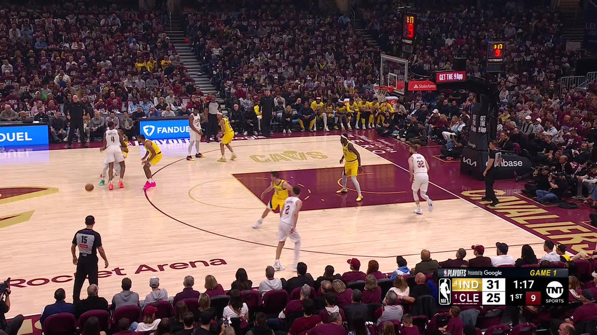 Obi Toppin all by himself for the easy dunk 💪 Pacers open up a lead in the 1Q 👀