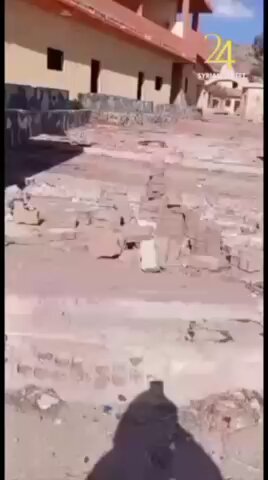 نبْش قبر و تدمير ضريح الصحابي الجليل سيدنا مولانا محمد بن أبي حذيفة بن عتبة بن ربيعة بن عبد شمس بن عبد مناف القريشي العبيسي أبو القاسم وذلك بعد تهجير أهل القرية وسرقة ممتلكاتهم واستباحة بيوتهم. طريق #درعا، قرية #عالقين