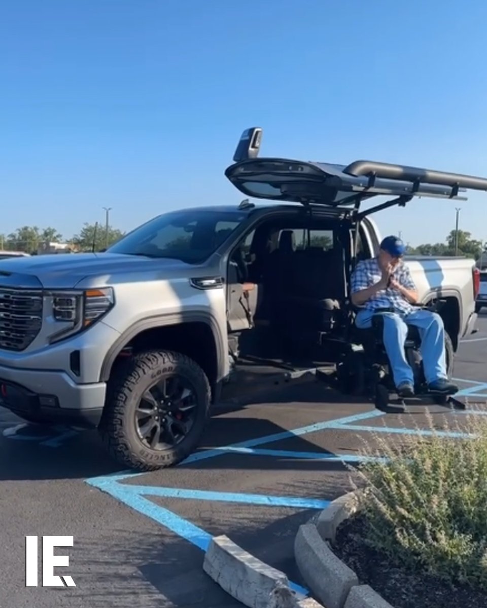 これすごいな…電動車椅子でしょ？？ザ・アメリカって感じですよね…電動だと、後部座席をフラットにして、直接乗るタイプしか知らなかったんですが、atc.mobility社にはパワフルなリフトもあるんですね。もう車高とか関係なしですね。いやぁ…実物見て、体験してみたいな…