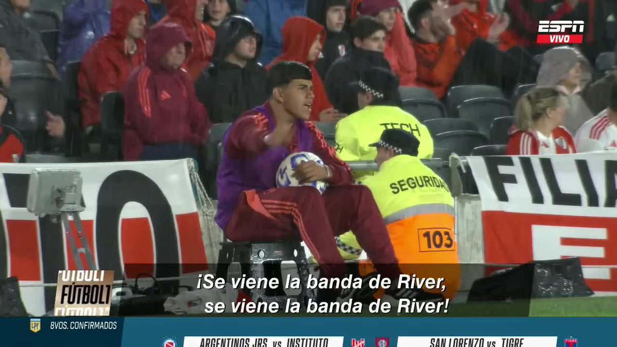 El alcanzapelotas del Millo no se pudo resistir al hit de la hinchada bajo la lluvia: "SE VIENE LA BANDA DE RIVER..." 📺 #ESPNFútbol1 | #DisneyPlus