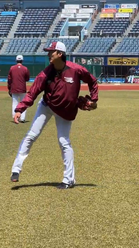 今日先発予定の #荘司康誠 選手 試合に向けてキャッチボールやランで調整中! #RakutenEagles #キ!