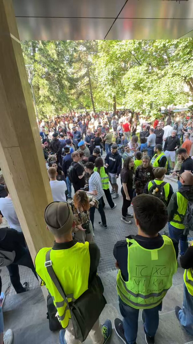 Sve veći broj građana okuplja se ispred Medicinskog fakulteta kako bi sprečili scenario koji se desio ispred DIF-a u Novom Sadu! ❤️ Nišlije ne dozvoljavaju da bilo ko tuče studente! ✊ Dekane Aleksandre Mitiću, urazumi se i shvati da mi nećemo stati! Do ispunjenja zahteva! 🙌
