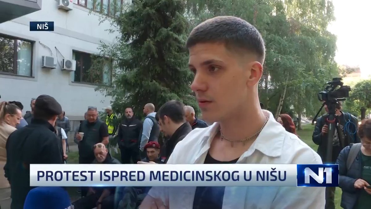 Studenti Medicinskog fakulteta u Nišu protestuju ovoga jutra i pozvali su građane da dođu da im pruže podršku, jer su zabrinuti da bi dekan mogao da pozove policiju, kako bi razbio blokadu fakulteta.