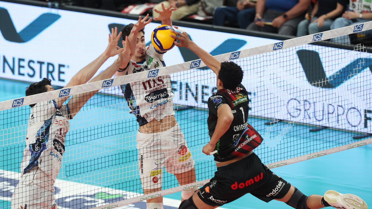 🔥 SUPERLEGA FINALS 🇮🇹 – GAME 3 TO TRENTINO! 🔥 Trentino crush Civitanova 3-0 and take a 2-1 lead in the best-of-five! 💪 One win away from the Scudetto! 🏆 📅 Game 4 – Wed, May 7 at 6:30pm GMT 📺 LIVE on VBTV: 🏐 #SuperLega #Volleyball #Pallavolo