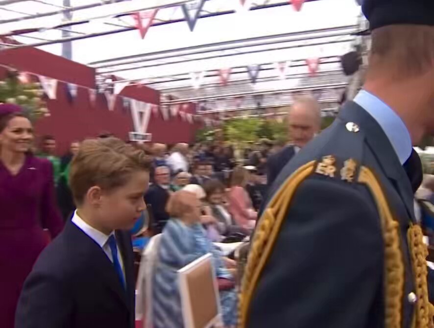 NEW | The Prince and Princess of Wales, and their children, have arrived at the Victoria Memorial to watch the #VEDay80 military procession, alongside veterans and politicians 🇬🇧