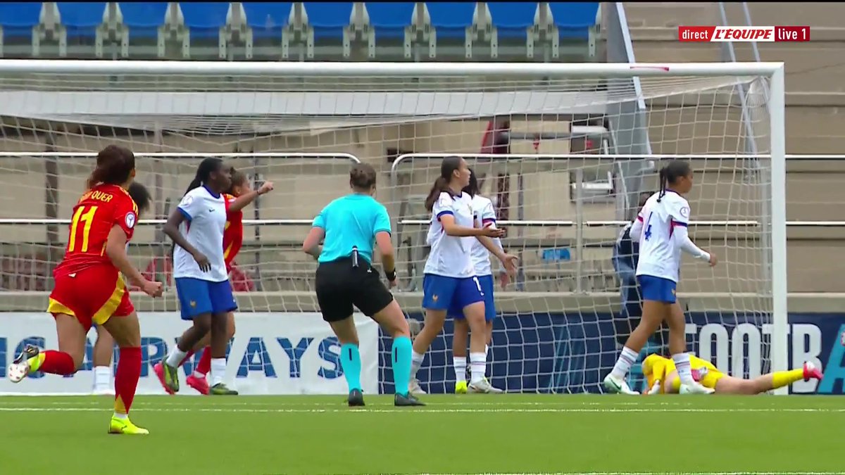 ⚽ Ouverture du score sur corner de Silvia Fernandez pour l'Espagne face aux Bleuettes ! Le direct : #lequipeFOOT