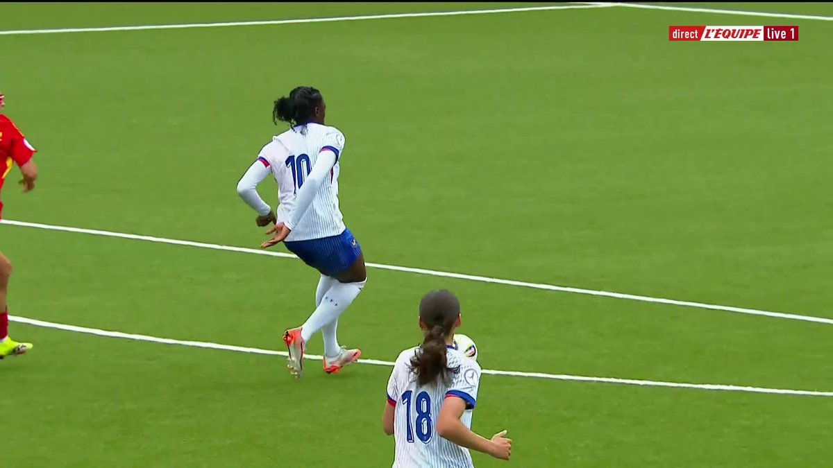 ⚽ Crochet, accélération, dribble sur la gardienne.... Rachel Adedini s'offre un magnifique but pour l'égalisation face aux Espagnoles (1-1) ! Le direct : #lequipeFOOT