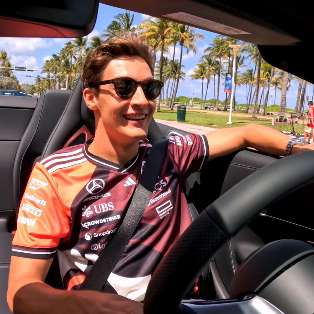 "Is that... is that Valtteri?!?" 😂😂 Some unexpected surprises on George and Kimi's drive around South Beach in Miami 🌴👇