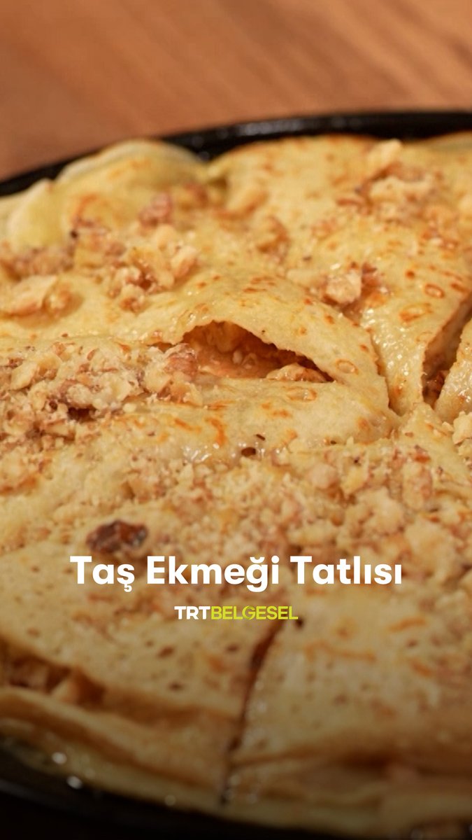 Elazığ’ın eşsiz lezzeti taş ekmeği tatlısının nasıl yapıldığını izliyoruz. 😋 “Yiyeceğin Serüveni”, 21.05’te TRT Belgesel’de.