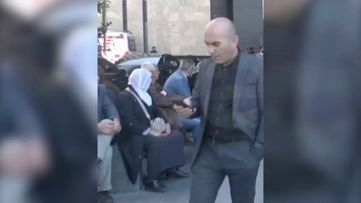 Kamera bantlamayı öğrenmek yerine kameralara baksaydınız Özgür Özel tokatlanmadan şu herife müdahale ederdiniz.