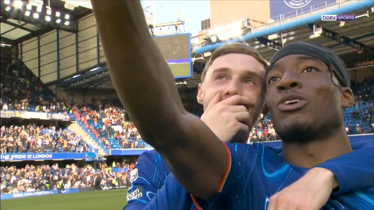 Cole Palmer ve Noni Madueke ikilisi, Liverpool galibiyetinin ardından dev ekrana yansıyan pozisyonları değerlendirdi. 😅