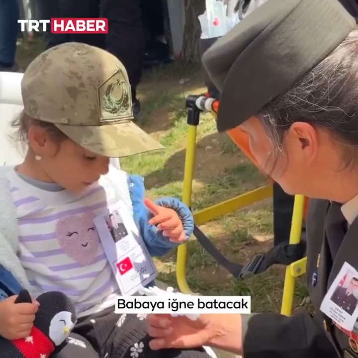 🇹🇷 Şehidimiz Önder Özen Afyonkarahisar'da son yolculuğuna uğurlandı. 4 yaşındaki kızı da veda etti babasına... Fotoğrafına bile iğne değmesine gönlü el vermedi küçük Alya’nın... "Toplu iğne babama batıyor…"