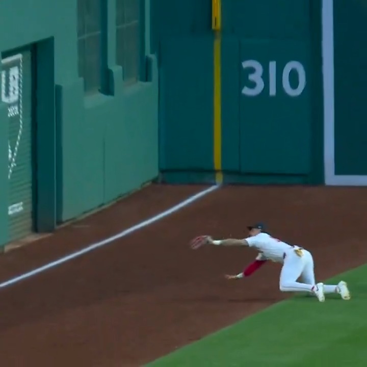 Another look at Jarren's diving catch. 👀 JetBlue's #FlyestPlays