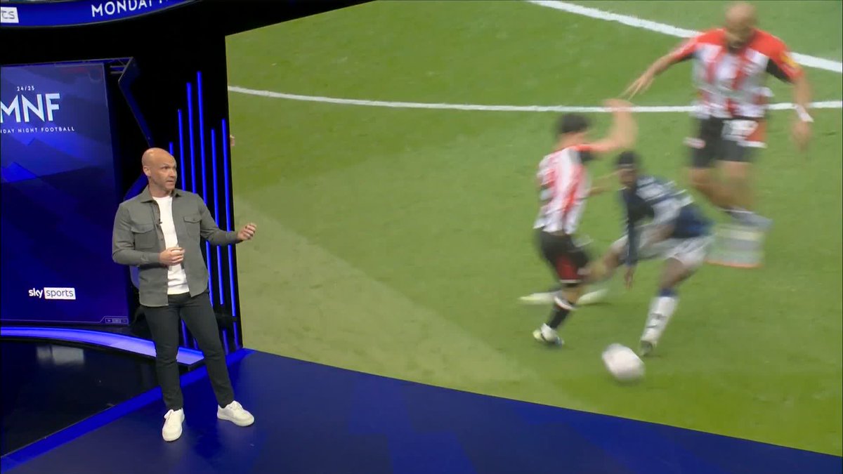 🗣️ "If we analyse it more, it's more of a foul by de Ligt" Jamie Carragher and Anthony Taylor analyse Brentford's second goal as Matthijs de Ligt suffered an injury in the build-up 🤕🔎