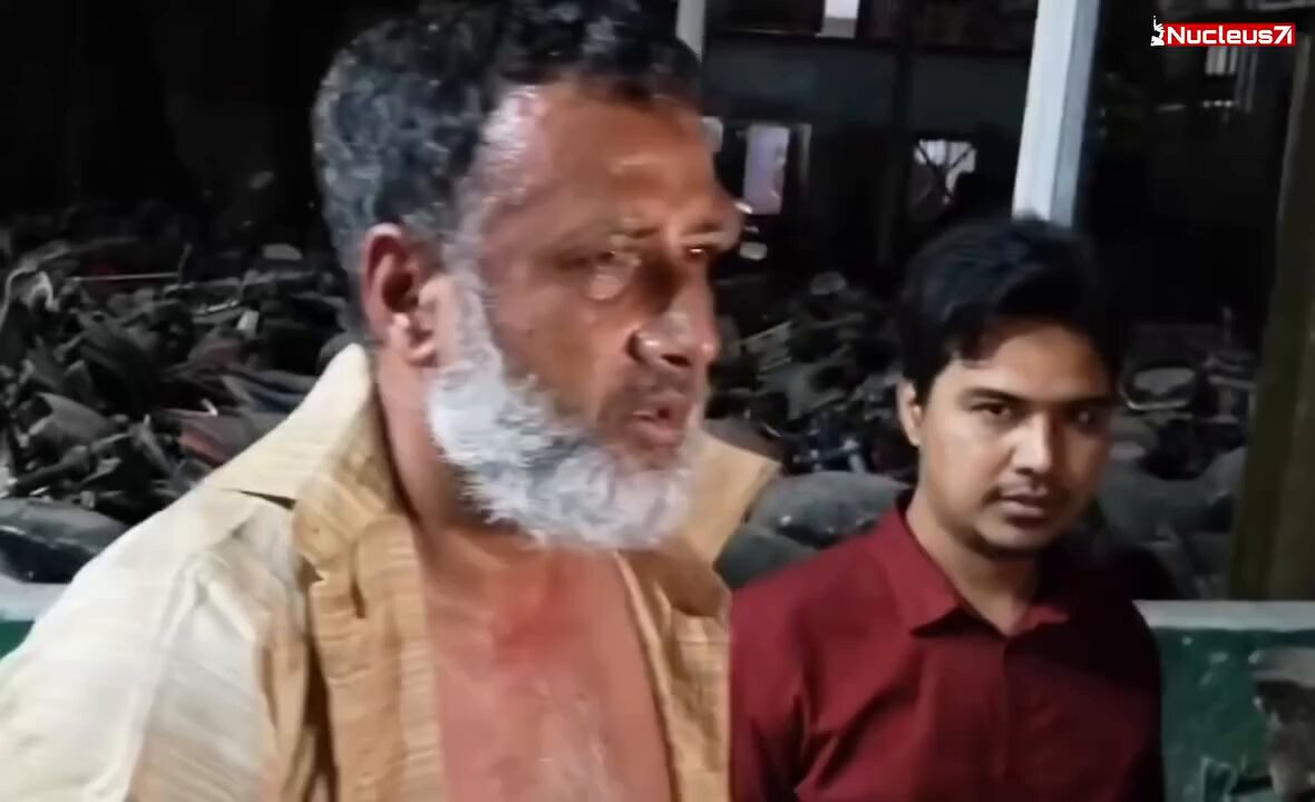 ভিডিওটা দেখুন। লোকটা সরাসরি আওয়ামী লীগের রাজনীতির সাথেও জড়িত না। স্বাধীনতা চিকিৎসক পরিষদের নেতা এবং একটা মেডিকেল কলেজের অধ্যক্ষ। ইউনুসের গুন্ডাবাহিনী উনাকে কি নির্মমভাবে মারছে দেখুন। তার দোষটা কি??? এটা কোনো সভ্য রাষ্ট্র? আইনশৃঙ্খলা বলতে কিছু আছে??