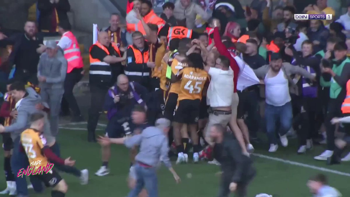 🇬🇧 #MadeInEngland 🥳🔥 La folie pour Bradford City qui monte en League One sur le dernier coup de pied du match !!!