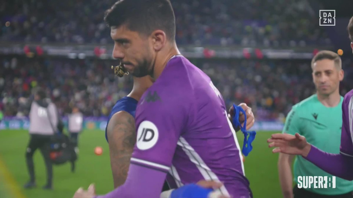 🗣️ "¡Qué bien te portaste hoy!" El mensaje del árbitro Muñiz Ruiz a Raphinha al término del partido #Super8