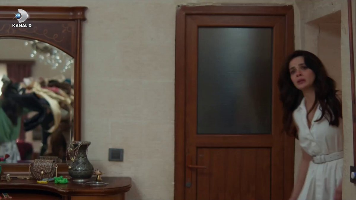 “Sen para aldın da Boran’ın yerini onlara ihbar mı ettin?” #UzakŞehir AyNA Yapım AY YAPIM Kanal D
