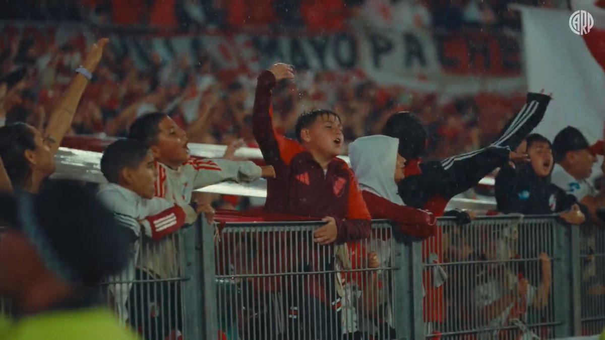 𝐋𝐥𝐮𝐯𝐢𝐚 𝐛𝐞𝐧𝐝𝐢𝐭𝐚 😍🌧️🏟️