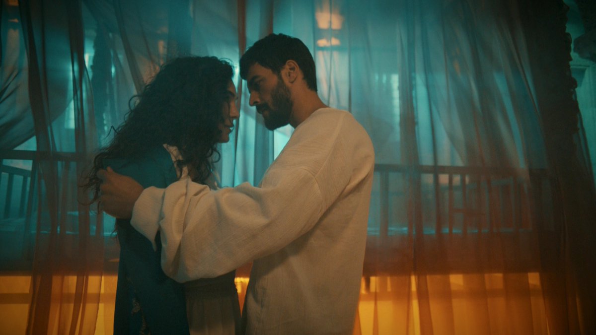 la fotografia, i colori, la musica, lo scenario.. e poi ebru ed akin insieme sono fuoco, la perfezione sono incantata 🤧🧿❤️🔥 il teiser della 3° stagione è pazzesco mai visto uno più bello questa è arte, magia ✨️ #Hercai #Hercaiitalia #ReyMir