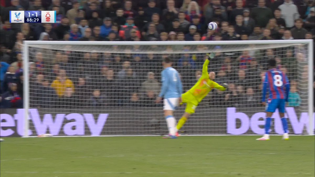 OH MY WORD!! 😱 What a chance from Eberechi Eze 😰