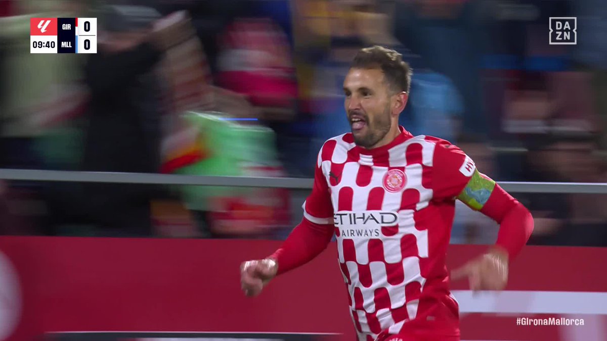ORGULL GIRONÍ. ORGULL STUANI ⚪🔴 El eterno capitán @christianstuani se puso la capa de héroe del @gironafc 🙌🏻 #LALIGAenDAZN ⚽