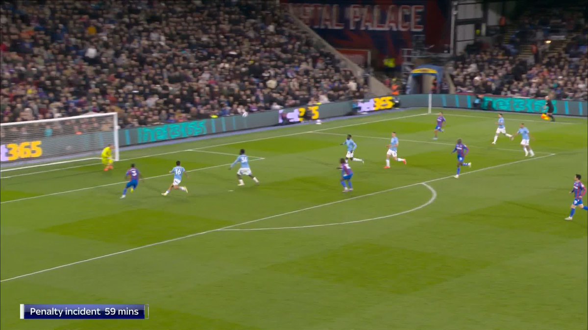 "I wouldn't look at that and think it's a booking" 🗣️ "I don't like it when they stutter" 😅 @carra23 and James Tarkowski analyse Crystal Palace's penalty👇