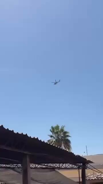 🚨🔴 Fuertes enfrentamientos en Mocorito y Guamúchil, Sinaloa, han dejado casas rafagueadas, cierre de comercios y bloqueos de vialidades tras el ingreso de convoyes de vehículos particulares blindados con sicarios. Fuerzas federales ya arribaron a la zona y hay sobrevuelos con helicóptero. 📹#HRSANTOS.