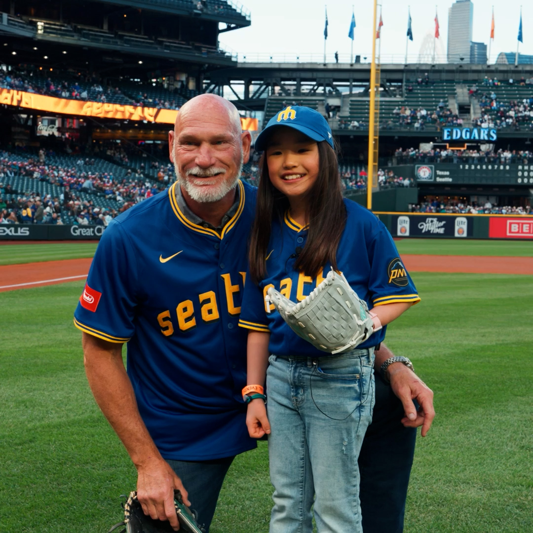 This year’s Make-A-Wish AK & WA Run Around the Bases kid, the electric nine-year-old Blair, came back for an encore to hang with players during batting practice and throw out the first pitch 🫶