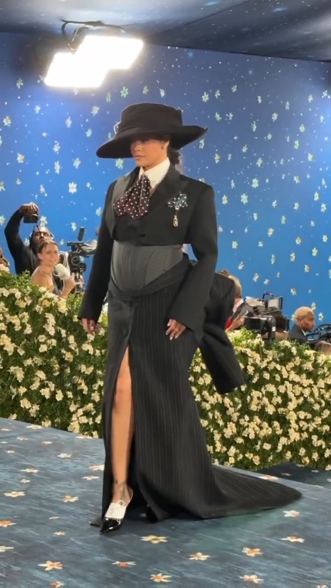That's MOTHER!! LITERALLLYY!! 📍 Rihanna at the 2025 #MetGala