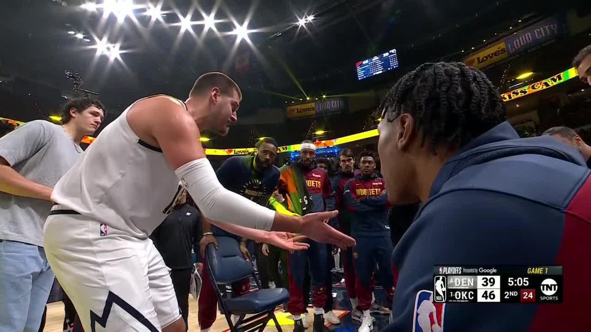 Nikola Jokic avait des choses à dire au temps-mort ! 😭😳