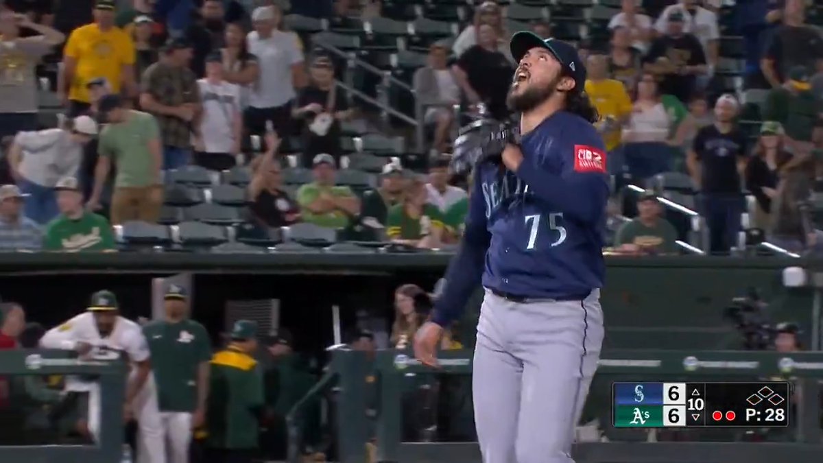 🚨 QUE GRANDE ERES ANDRES 🇲🇽 ANDRES MUÑOZ 🇲🇽 tenía bases llenas sin out en la décima... 🔥 PONCHÓ a los 3 siguientes bateadores que enfrentó 👏 👉 Lanzó un inning y permitió la carrera (sucia) del empate. ✅️ Su efectividad sigue en 0.00