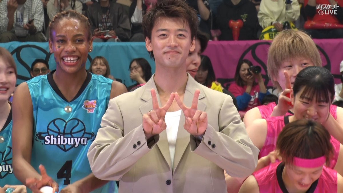 春日井製菓 presents #Wリーグオールスター 2024-25in代々木 大樹生命 イメージキャラクター #竹内涼真 さん登場 選手みんなとWポーズで記念写真📷 #バスケットLIVE 視聴は▼ W LEAGUE(Wリーグ)