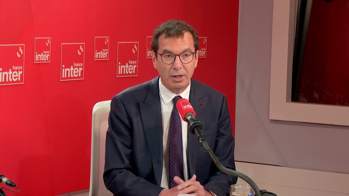 "Je voudrais avoir une pensée pour les voyageurs, je suis désolé qu’on les embête avec les grèves", affirme Jean-Pierre Farandou, le président du groupe SNCF. "On fait tout pour offrir des trains à nos clients". #Le710Inter