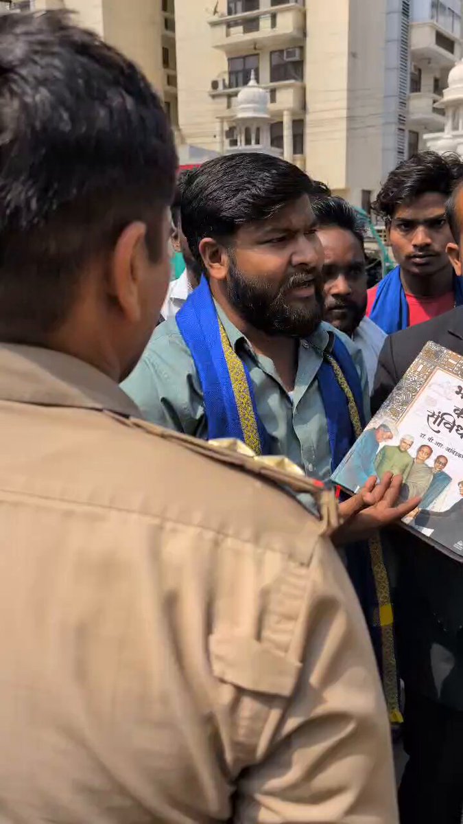 संविधान से ऊपर कोई नहीं है देश की आत्मा संविधान है आज राजधानी लखनऊ में बीते दिनों शर्मा चाय वाले ने संविधान पर टिप्पणी करी थी आज उन्हें संविधान की ताकत के आगे झुकना पड़ा आज शर्मा चाय की दुकान का घेराव किया गया जय भीम जय संविधान हमारी एकता जिंदाबाद ✊