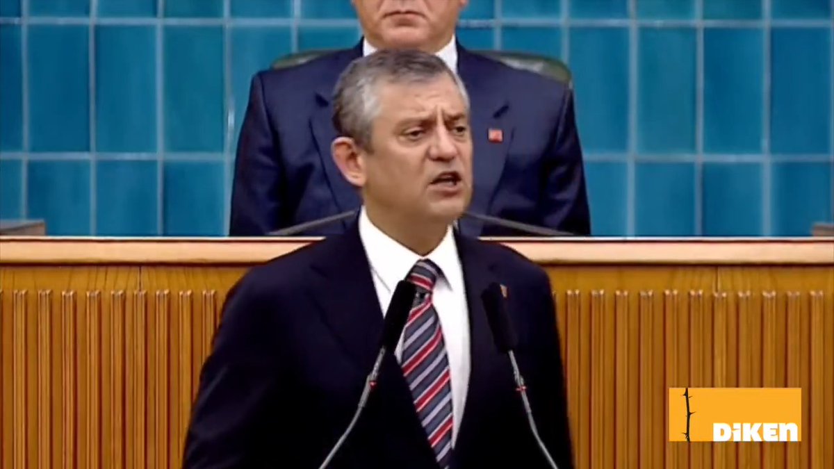 Özgür Özel Esila Ayık'ı anlattı “‘Belçika’da baban ne kadar yolluyor?’ dedim, yollayamıyor. ‘Nasıl geçiniyorsun?’ dedim ‘Çalışıyorum’ dedi. İki işte, 6 saat garsonluk yapıyor. Bazı günler 6 bazı günler 8 saat yemek fabrikasında hazır yemek dolduruyor.”