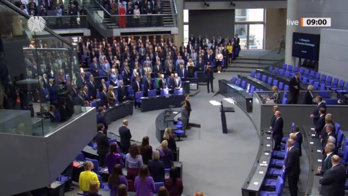 "War was falsch?" 😂 Nee, Julia, die waren nicht fröhlich. Die haben dich ausgelacht. Das ist der #Bundestag, kein Pfälzer Weinfest und noch dazu die wichtigste und würdevollste Sitzung der ganzen Legislatur.