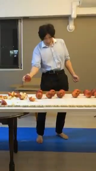 The most apples crushed in the hand in one minute - 25 by Yoshihiro Yuji (Japan) ギネス世界記録