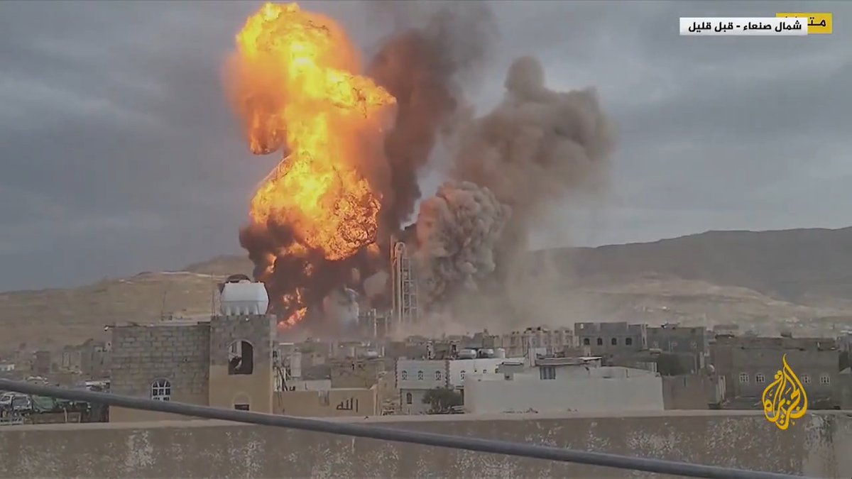 مشاهد توثق لحظة شن غارات إسرائيلية على موقع في شمال #صنعاء #حرب_غزة #الأخبار