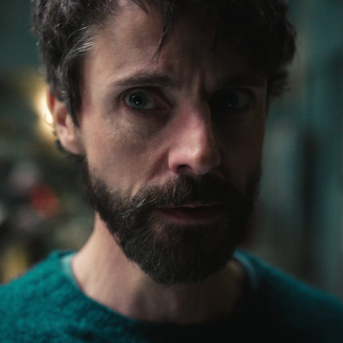 Série nova de detetives? Era exatamente o que eu estava precisando. 🕵️♂️ Dept. Q, do roteirista e diretor de O Gambito da Rainha, é estrelada por Matthew Goode e estreia dia 29 de maio.