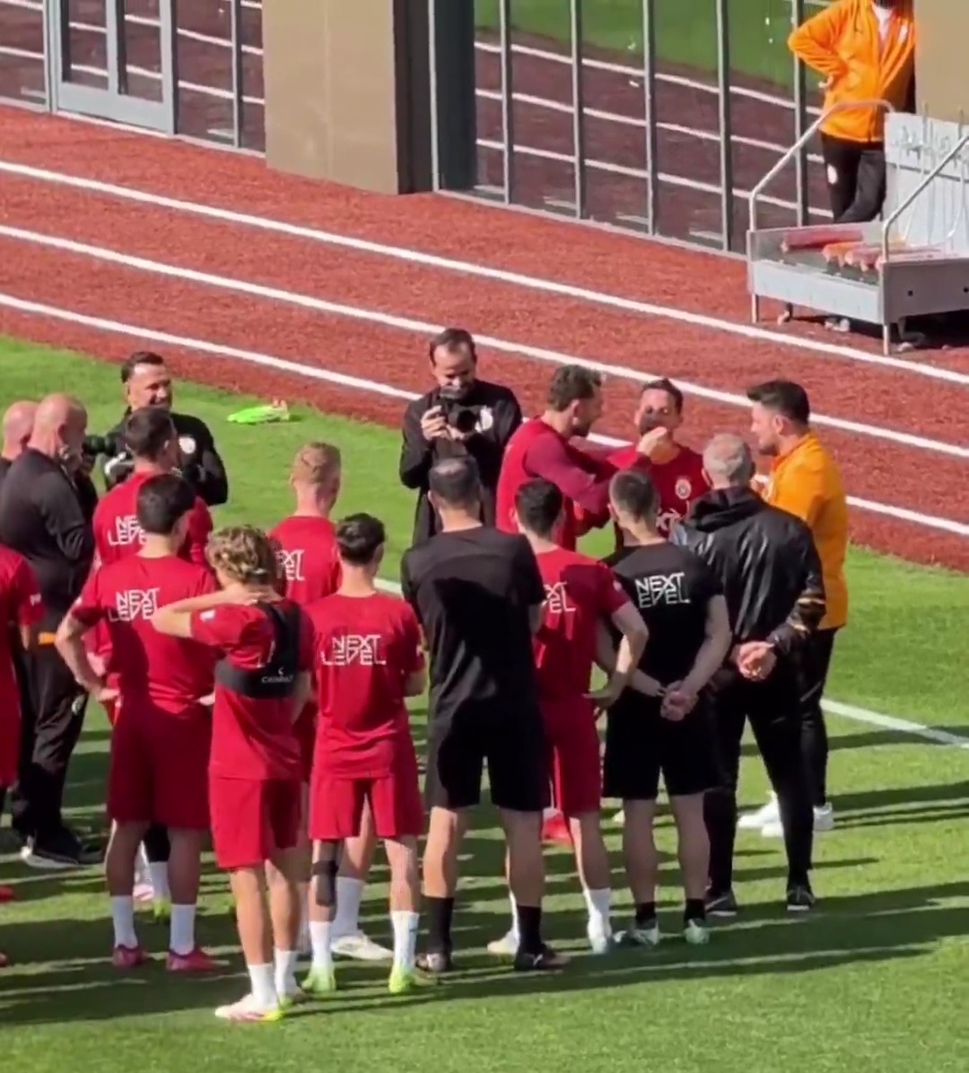 Dries Mertens'in doğum günü pastasını Barış Alper Yılmaz yedirdi. 😅