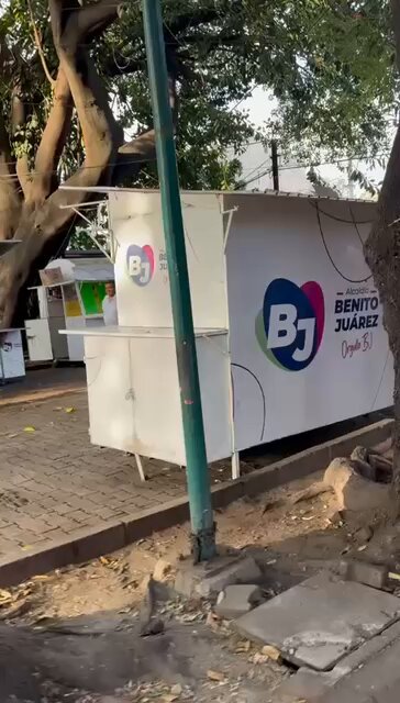 🚨Están borrando los rótulos en la alcaldía Benito Juárez🚨 Luis Mendoza Acevedo demuestra que es igualito a Sandra Cuevas y que cree que el espacio público es suyo para llenarlo de propaganda basura. ¡Comparte y denuncia!