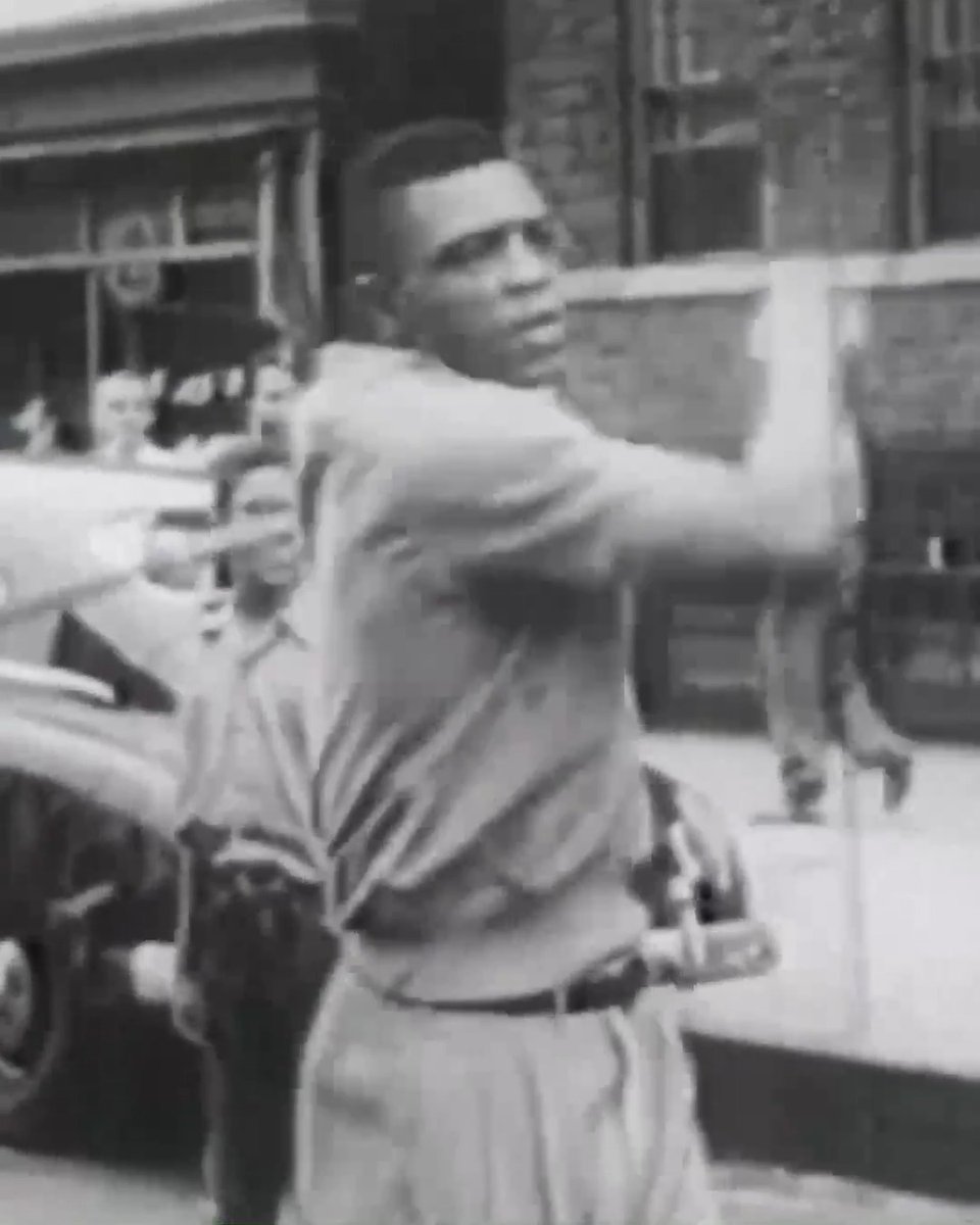 This footage of Willie Mays playing stickball in the streets of New York City never gets old. Remembering the Say Hey Kid on what would have been his 94th birthday ❤️