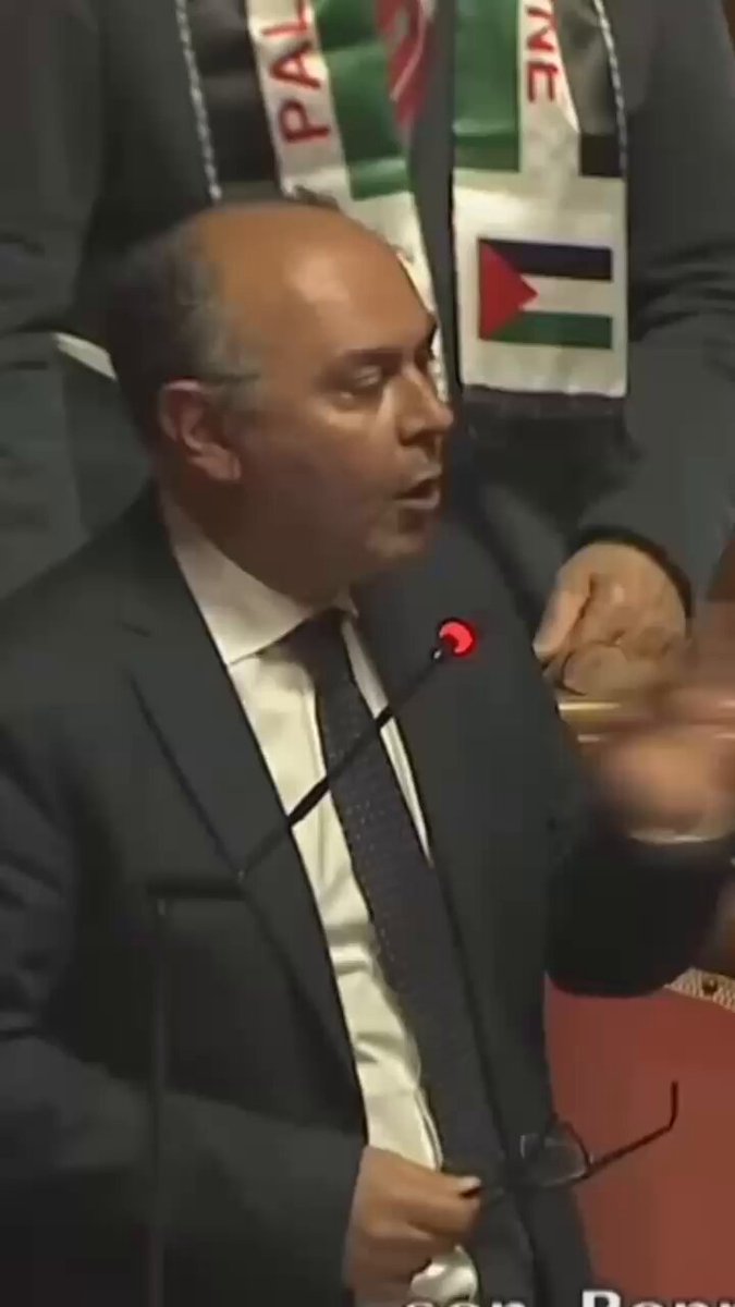Non ne posso più che coloro che non riescono neanche a dirsi antifascisti e tacciano noi di antisemitismo perché combattiamo le politiche razziste del governo criminale di #Netanyahu. Io mi sono formato sui libri di Primo Levi e non sull’esaltazione del Ventennio fascista…