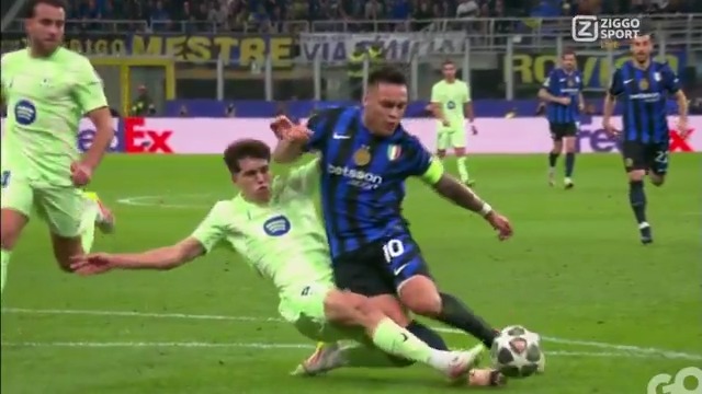 BAL OP DE STIP! 😳 De tackle van Cubarsí is net niet op de bal en dus mag Çalhanoğlu aanleggen voor 2-0 🔥 #ZiggoSport #UCL #INTBAR
