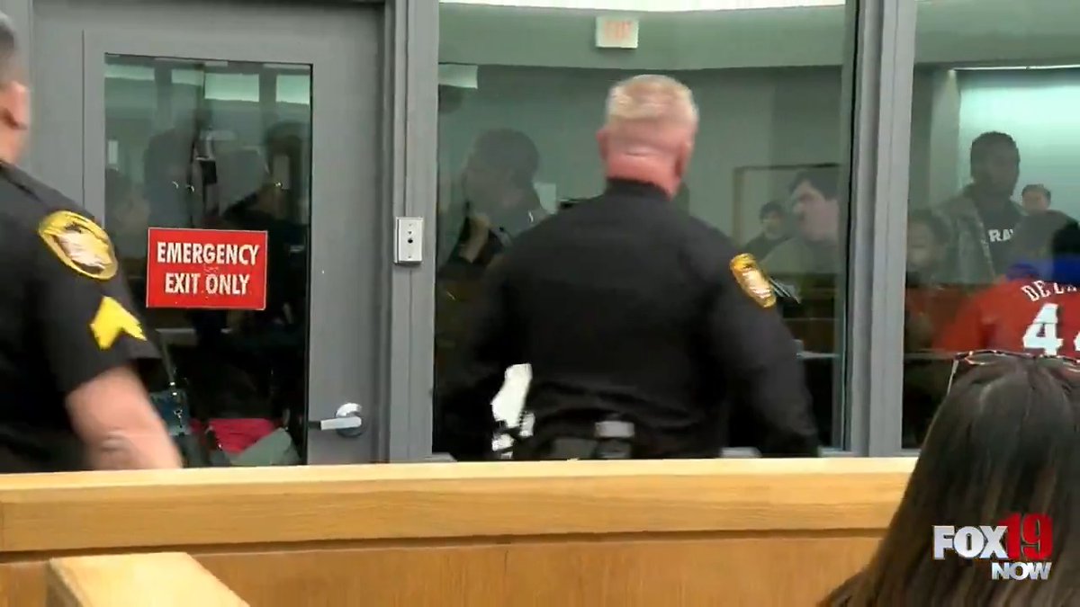 Large fight breaks out at the Hamilton County Courthouse in Cincinnati involving multiple high calorie women. #CityLife #CincinnatiOhio #highcalorie #diabetes #urban #decay #democrats #cincinnati #QueenCity