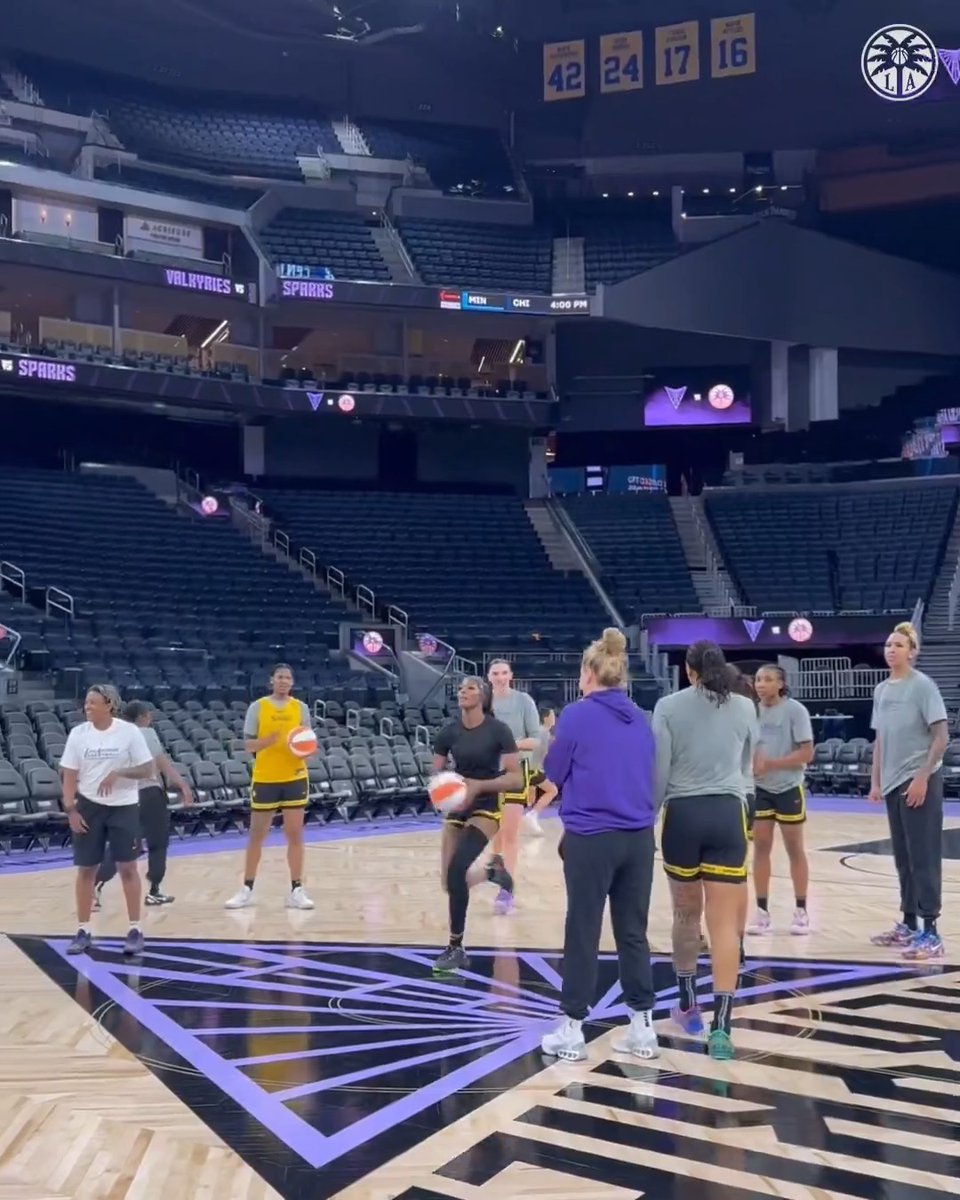 The reigning half-court champ is here to defend her crown ... at any expense. Rae catching strays. 😭