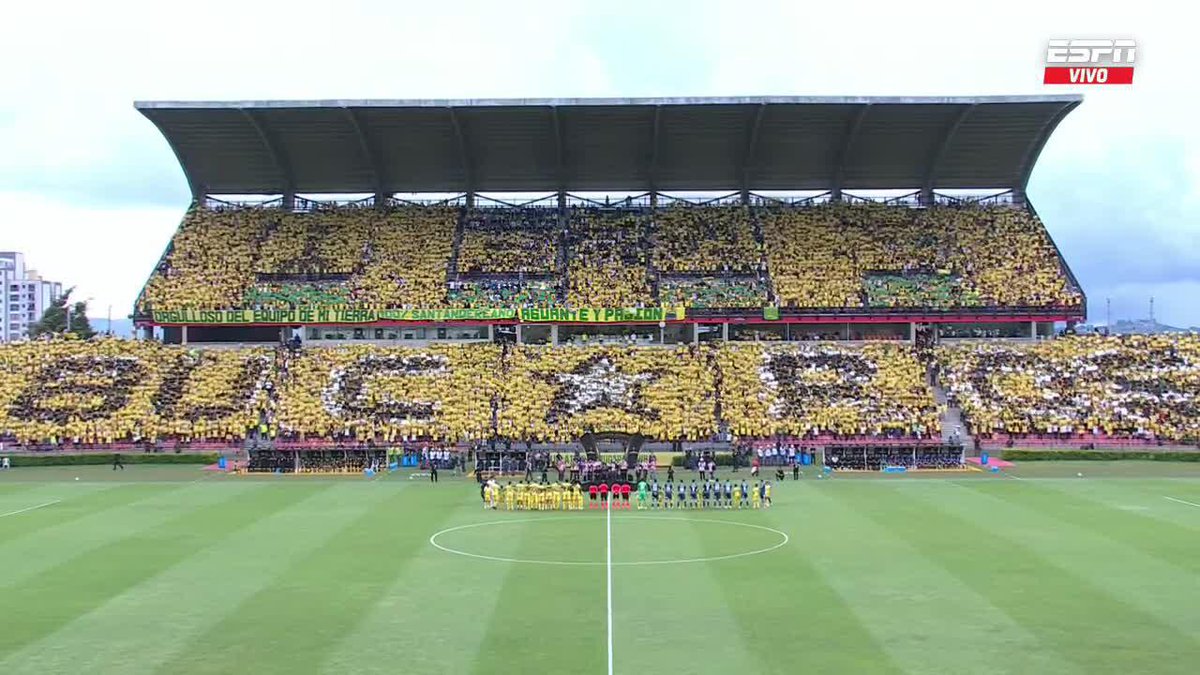 QUÉ HERMOSA LA HINCHADA DEL ATLÉTICO BUCARAMANGA. Hoy con tifo incluido recibieron al equipo. Linda tarde de #Libertadores. 💛💚
