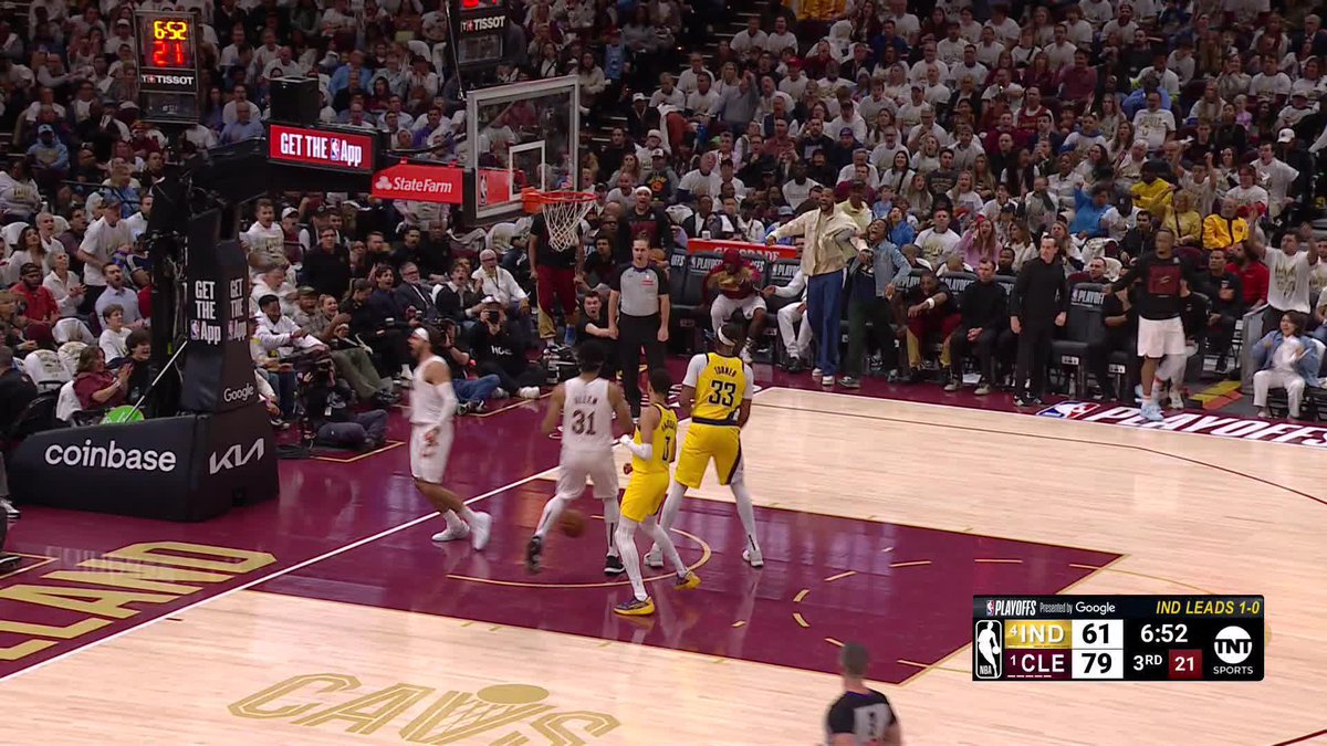MAX STRUS YAMS IT IN ON THE FASTBREAK 🔥