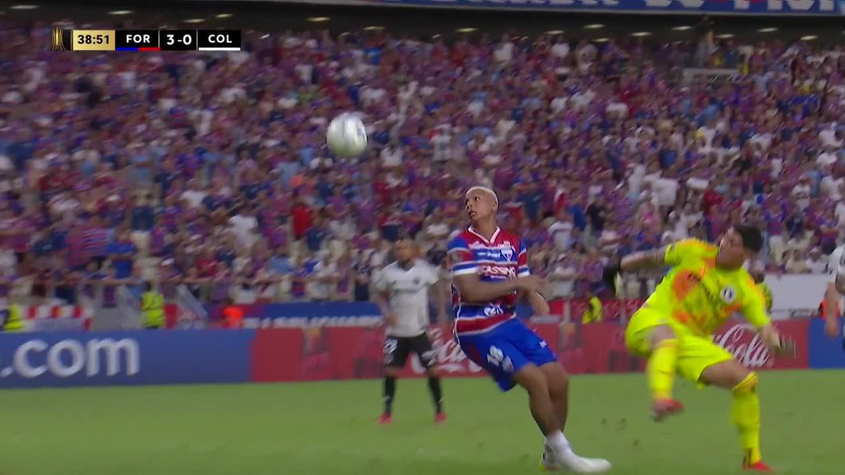 ¡INSÓLITO ERROR EN LA ZAGA DE #COLOCOLO! Brayan Cortés calculó mal en el bote de un balón y Deyverson tomó el regalo para establecer el 3-0 de #Fortaleza, en un primer tiempo de pesadilla para los Albos.